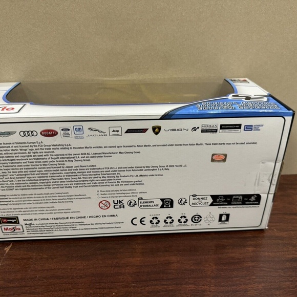 Maisto 1:18 Bugatti Divo Gold Yellow Diecast Special Edition Model - Picture 6 of 6